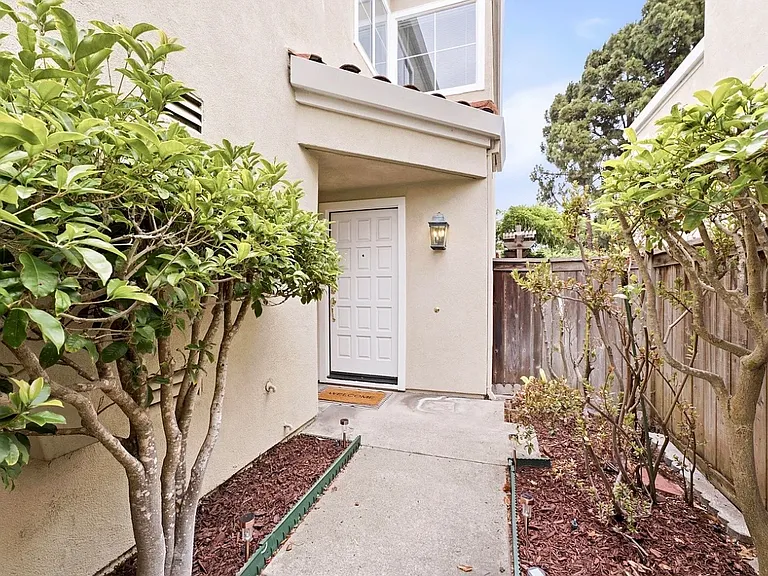 154 Asby Bay — Photo 2