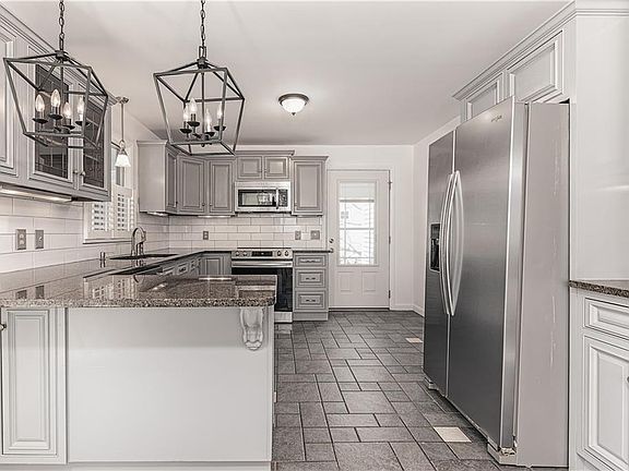 5th image of 106 Winter St