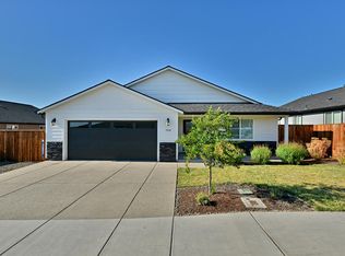 700 Nottingham Ter, Eagle Point, OR 97524