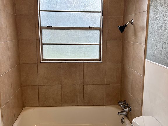 5th image of 409 Wildwood Dr
