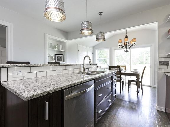 3rd image of 1209 Circle Dr