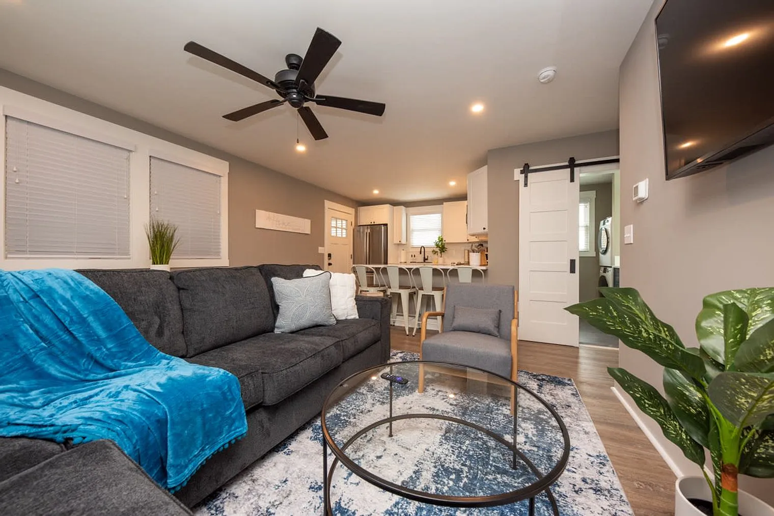 2 bed, 1.0 bath, 990 sqft, $5,606 — Photo 2