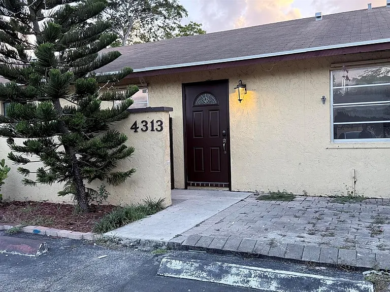 4313 NW 6th Ave — Photo 1