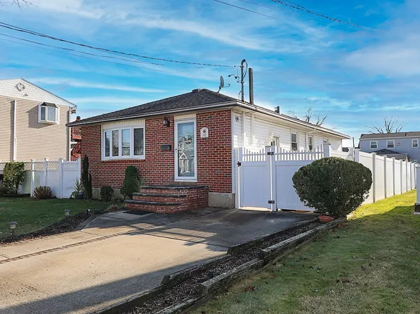 242 N Kings Avenue, Massapequa, NY 11758