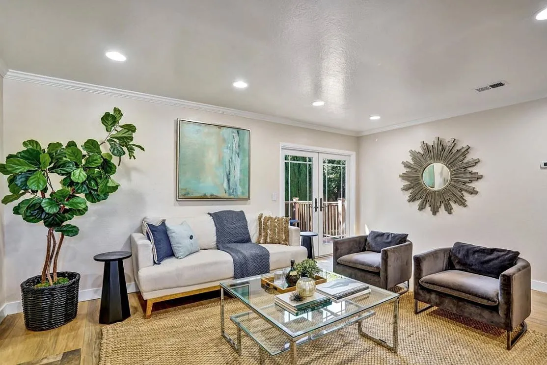 2 bed, 1121 sqft, $4,500 — Photo 1