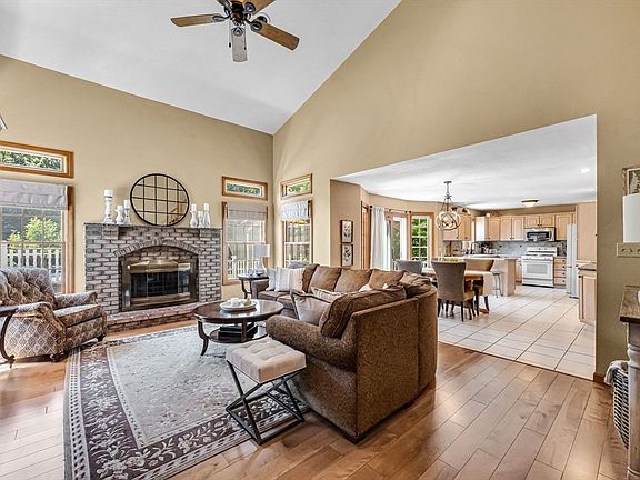 5th image of 185 Clearwater Cir
