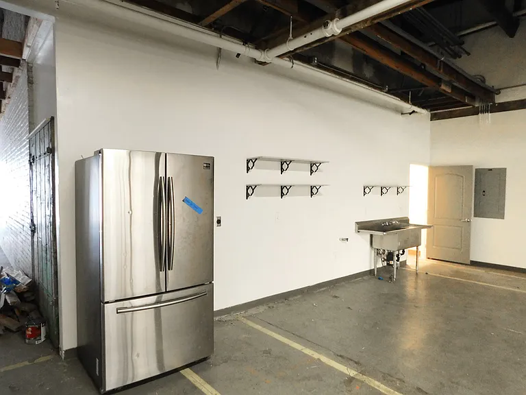 E Commercial St — Photo 16
