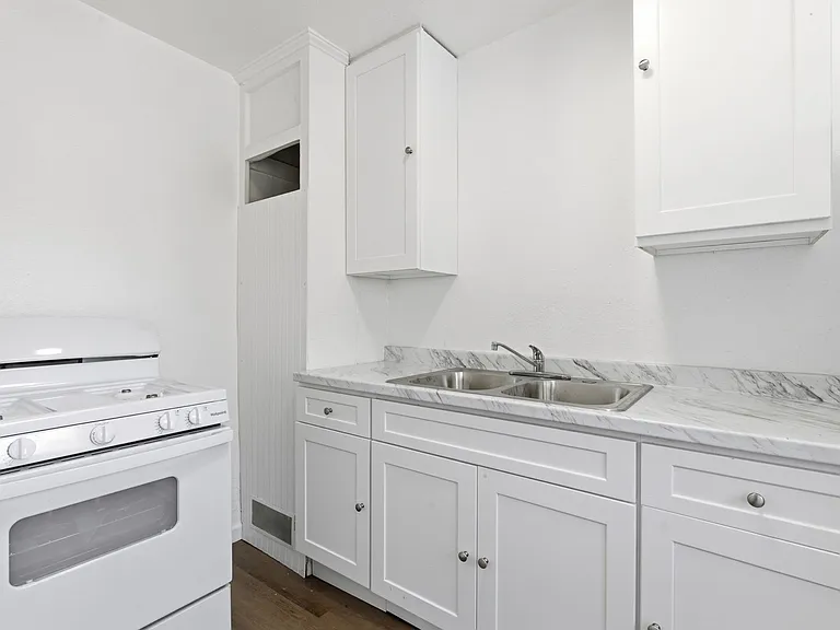 11901 S San Pedro St — Photo 3