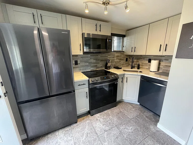 1066 Irving St — Photo 15