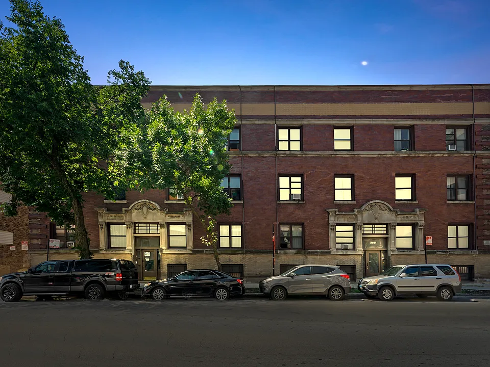 821 W Montrose