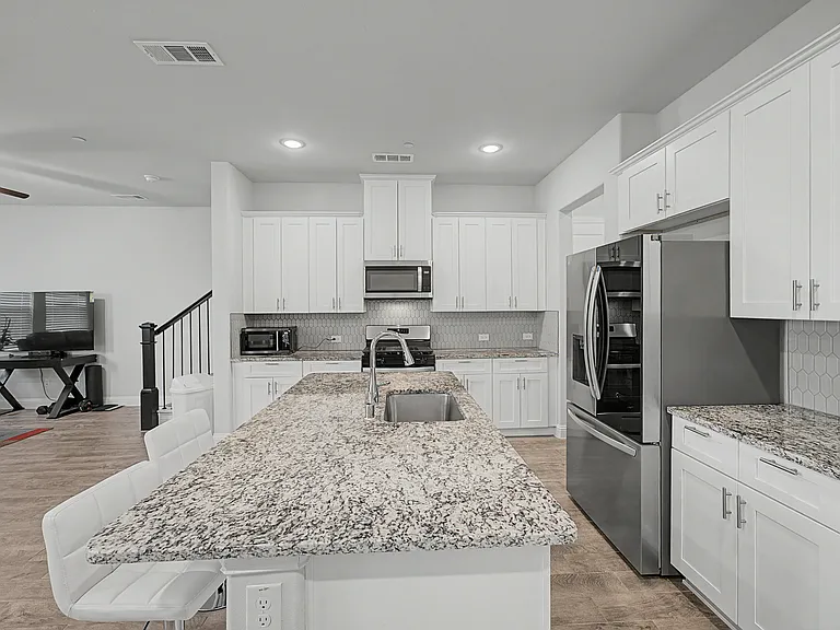 537 Hutchinson Ln — Photo 3