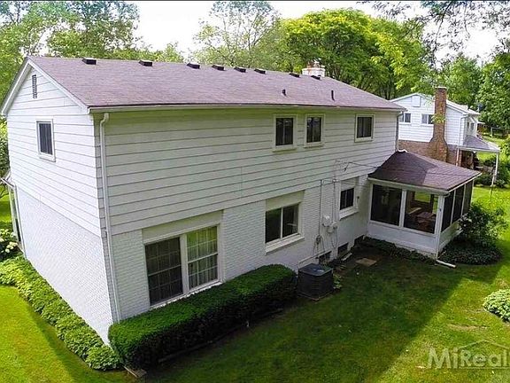 3rd image of 28833 Leamington Dr
