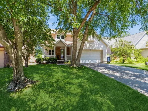 7033 Plum Dr, Urbandale, IA 50322