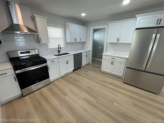 3rd image of 3170 Robina Ave