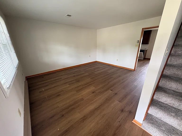544 W 6th St — Photo 2