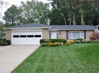 6743 Chadbourne Dr, North Olmsted, OH