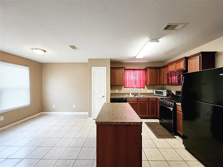 927 Paradise Rd — Photo 3