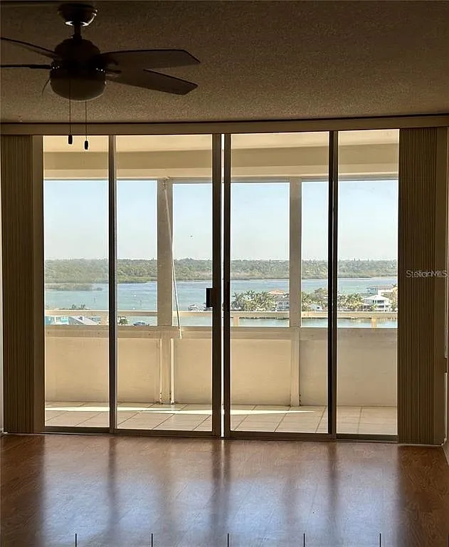 1 bed, 1.5 bath, 995 sqft, $2,600 — Photo 3