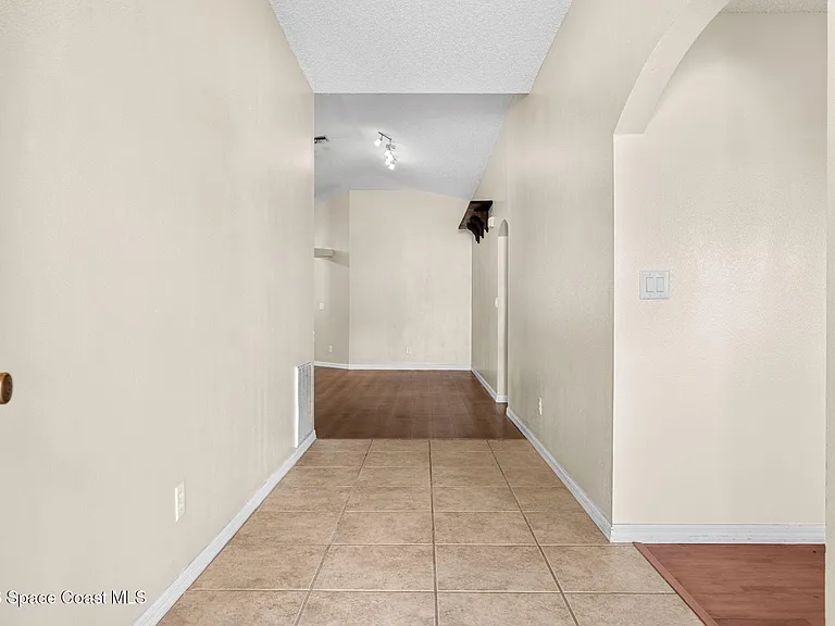 4211 Swanna Dr — Photo 7