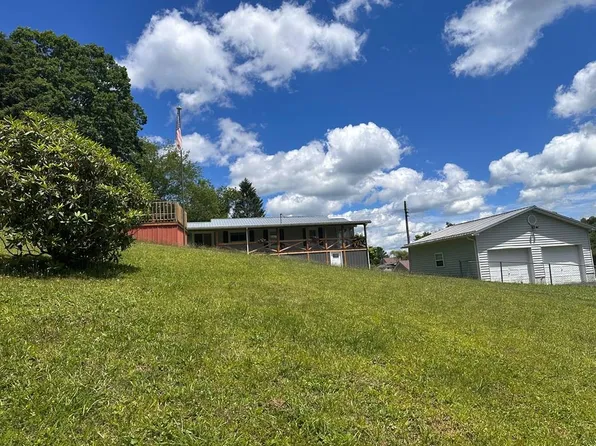 210 Thorn St, Sophia, WV 25921