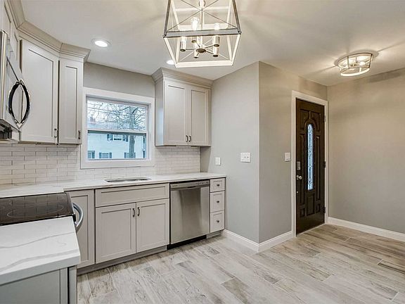 3rd image of 27 Sunset Ave
