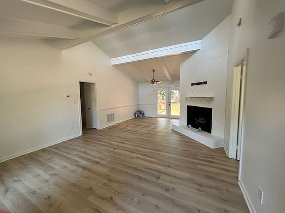 Living Room/Dining Area