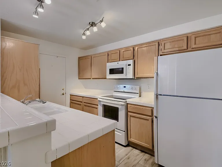 8452 Boseck Dr #146 — Photo 8