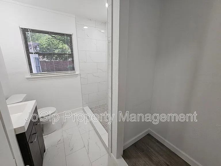 2402 Housley Dr — Photo 20