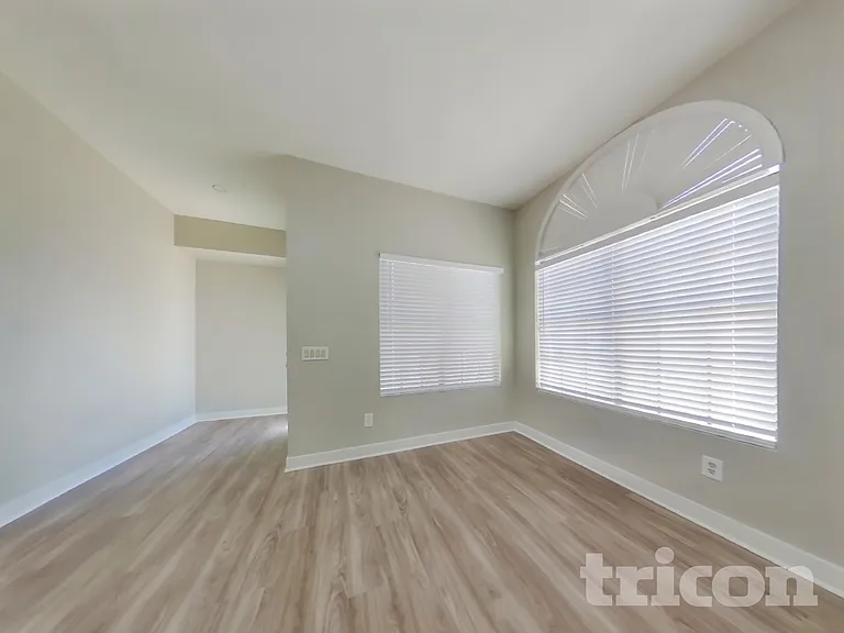 6340 W Mercer Ln — Photo 2