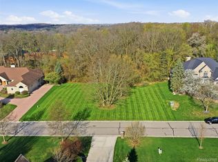 4710 Woodland Hills Dr, Rochester, MI 48306