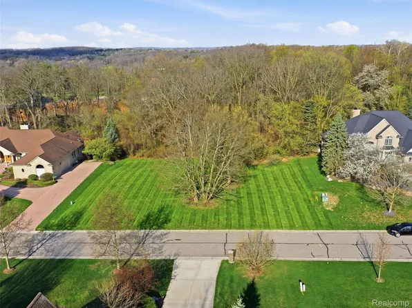 4710 Woodland Hills Dr, Rochester, MI 48306
