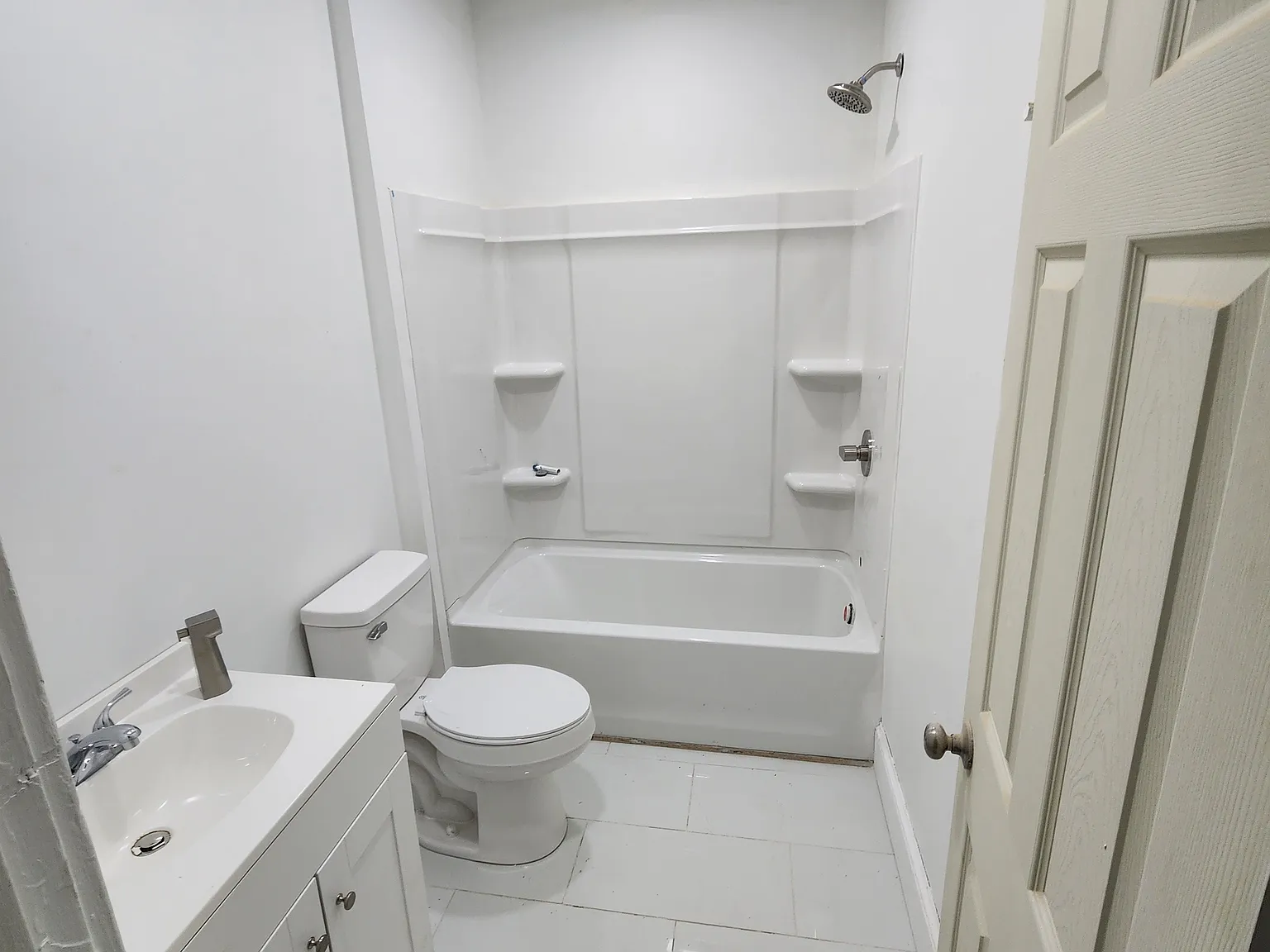 4 bed, 900 sqft, $1,900 — Photo 1