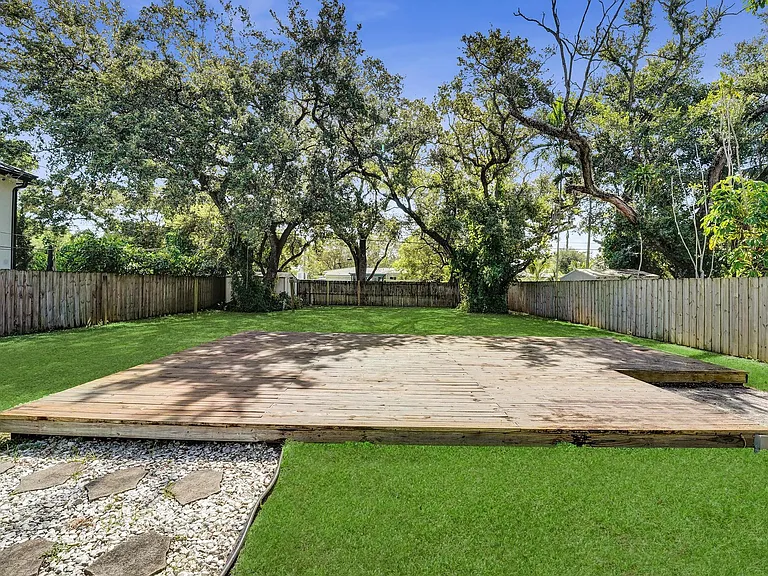 300 SW 19th Ave — Photo 6