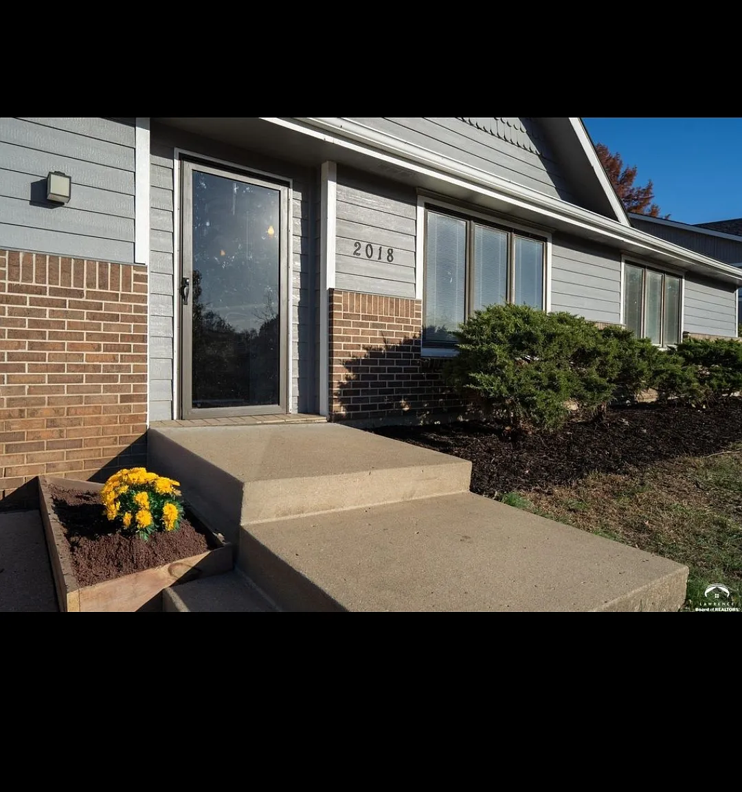 3 bed, 2082 sqft, $2,595 — Photo 3