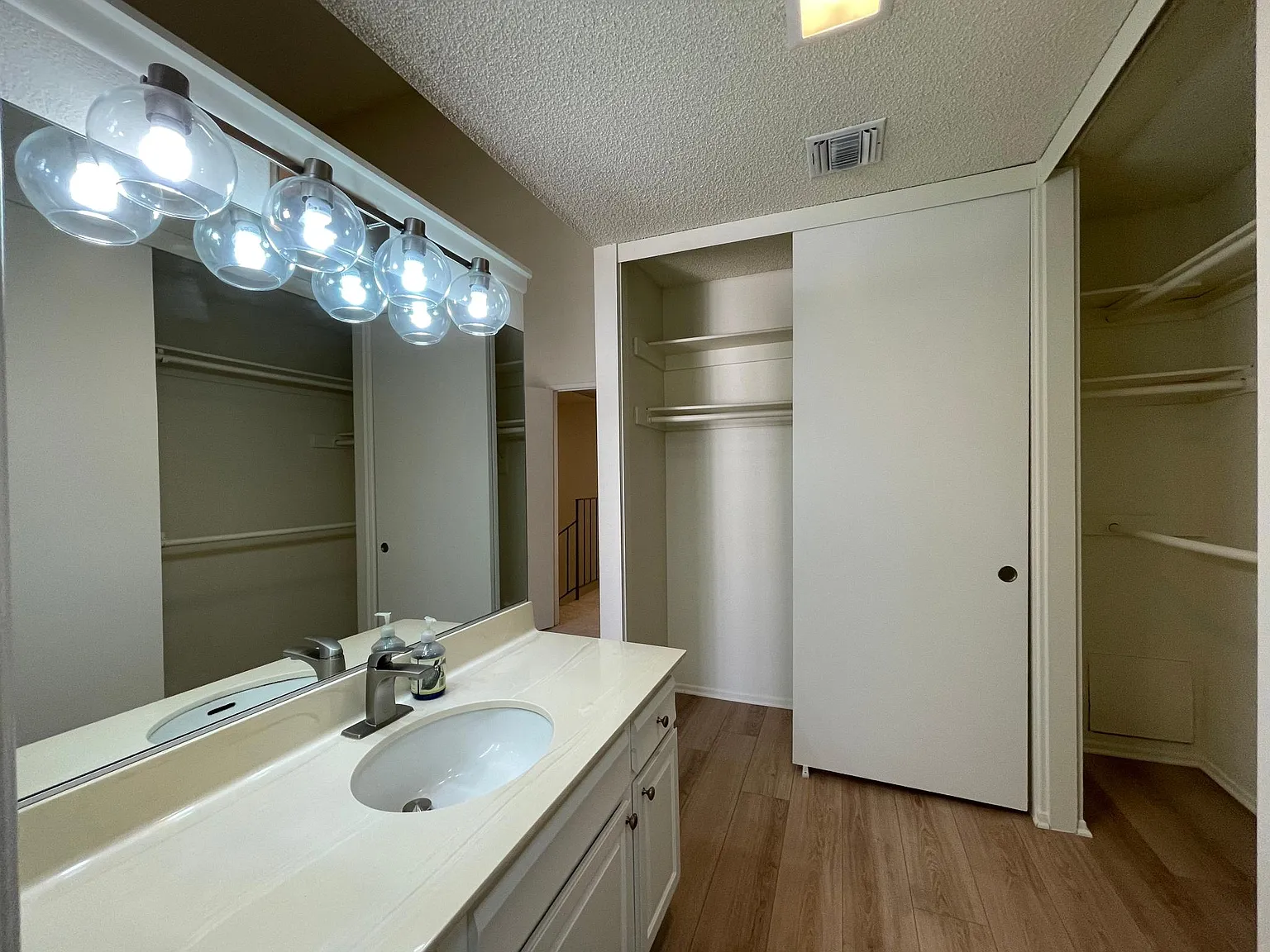 1122 Campbell St — Photo 4