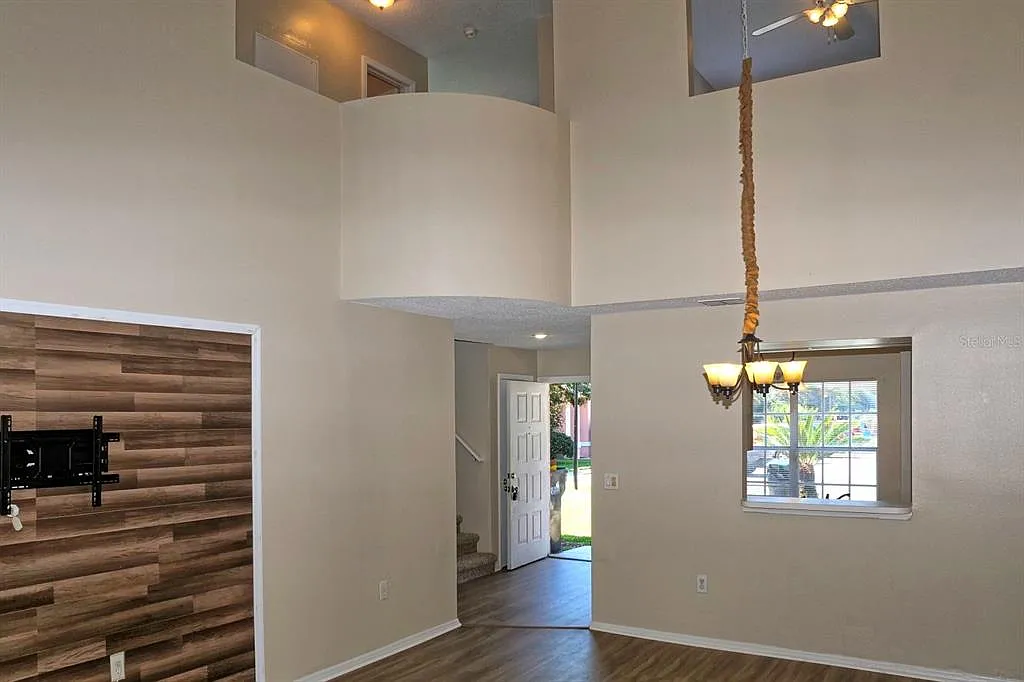 3 bed, 2.0 bath, 1388 sqft, $2,045 — Photo 3