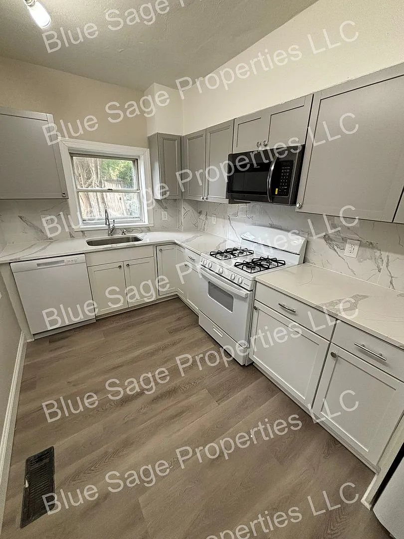 Newly Renovated - 4 bedroom house — Photo 3