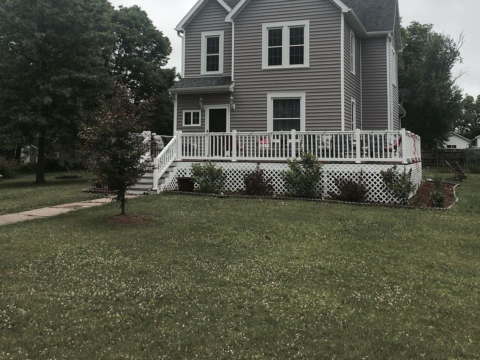 1st image of 221 W 2nd St