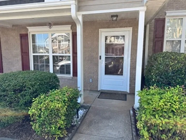 612 Graythorn Ln — Photo 2