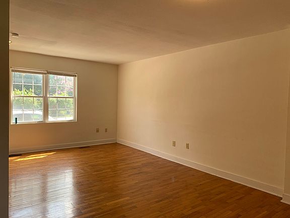 4th image of 710-728 Woodstock Ln #718