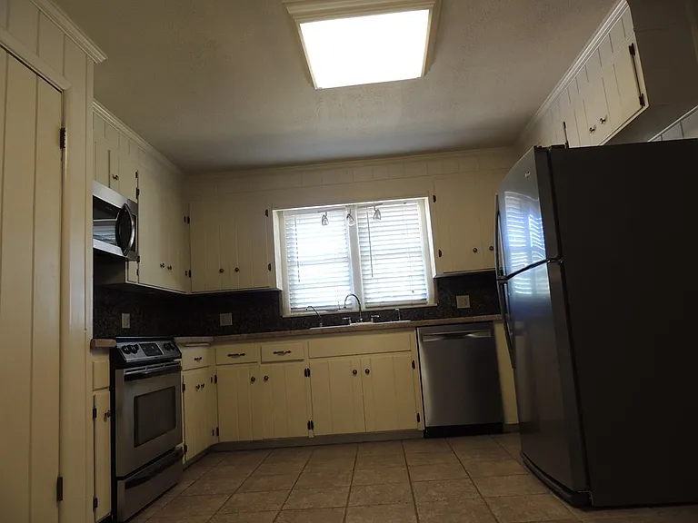 1305 Lawson Ave — Photo 7