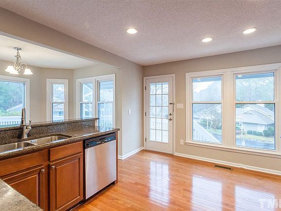 5th image of 100 Elmwood Cir
