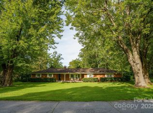 335 Lake Circle Dr, Hendersonville, NC 28792