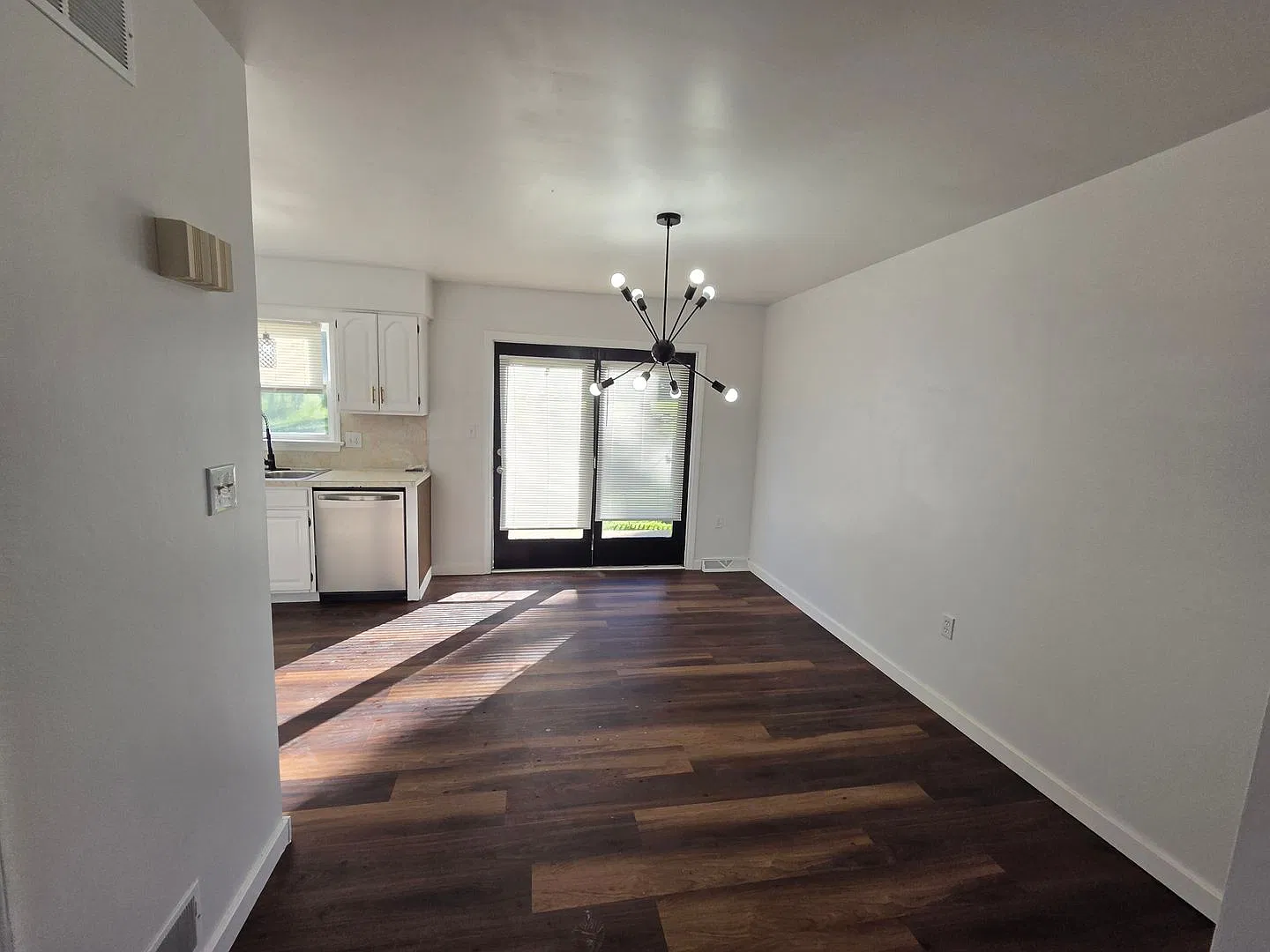 Classic historic replica townhouse offering modern convenience off the beaten path on a wonderful... — Photo 2