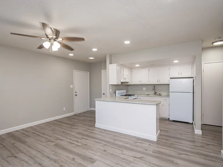 1 Bedroom Livingroom