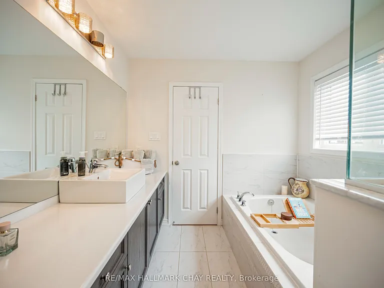 41 Masters Cres — Photo 13