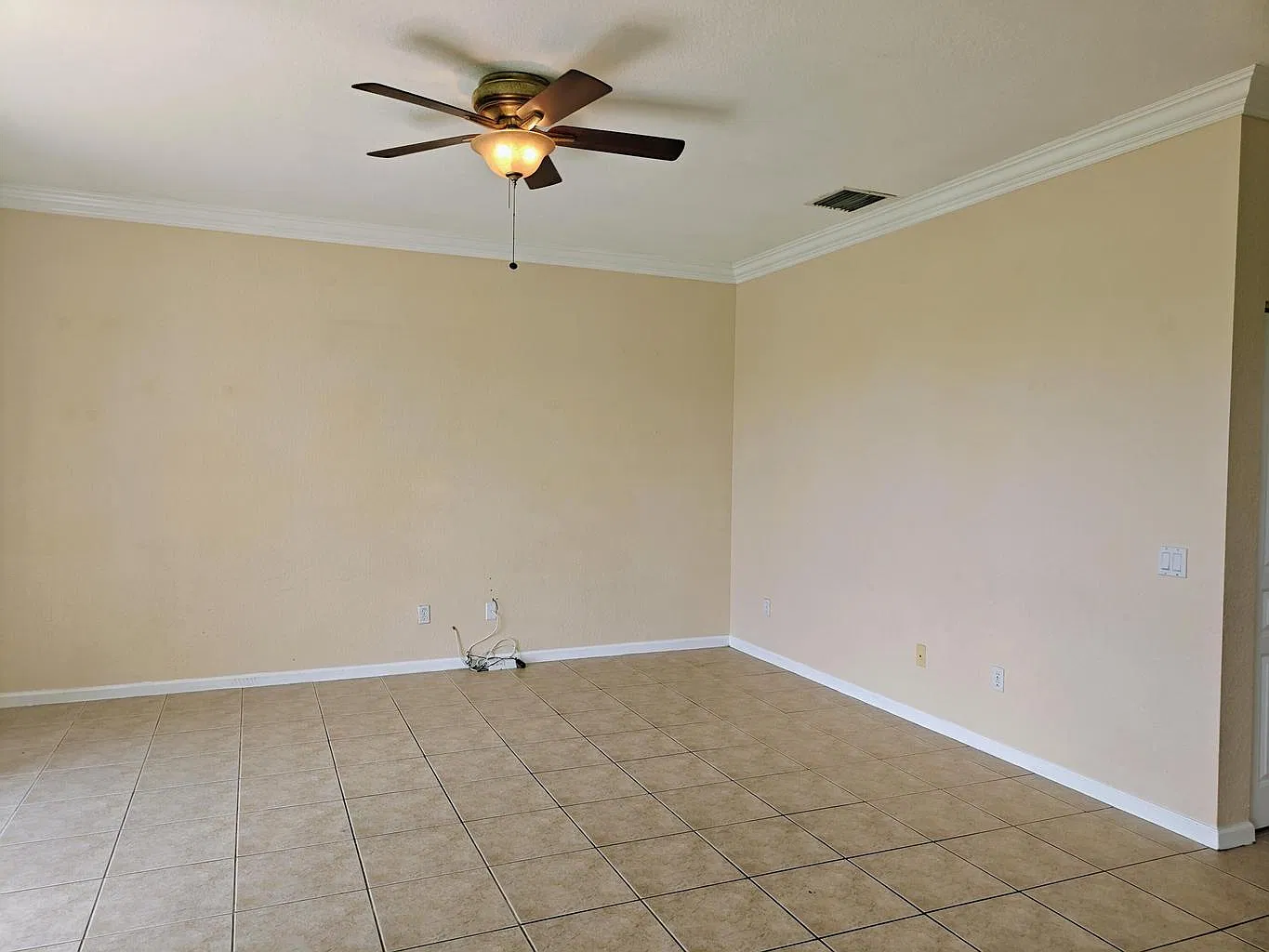5 bed, 3.0 bath, 2601 sqft, $4,000 — Photo 4