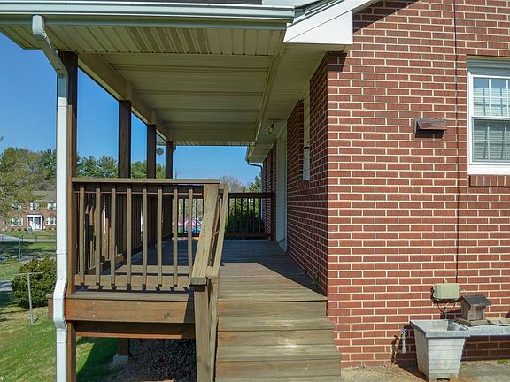 2nd image of 322 Circle Dr SE