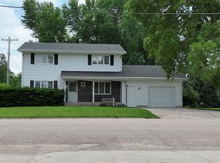 608 Nelson St, Hildreth, NE 68947
