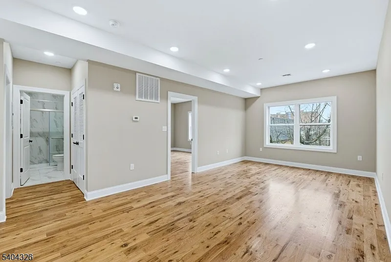 2 bed, 900 sqft, $2,300 — Photo 3